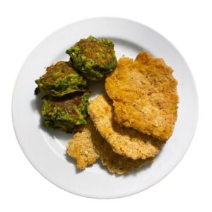 Milanesa de pollo con croquetas de brócoli y queso. Fit