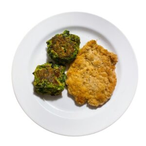 Milanesa de pollo con croquetas de brócoli y queso. Light