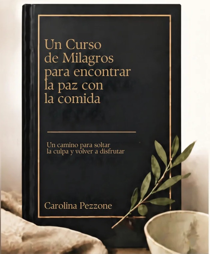 Tapa del libro Un Curso de Milagros para encontrar la paz con la comida, de Carolina Pezzone